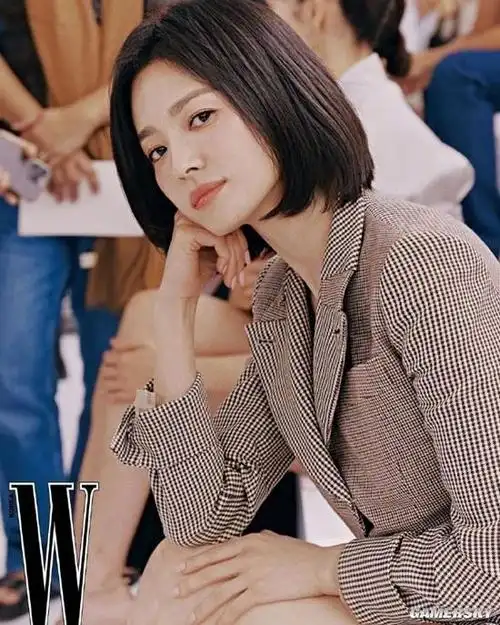 40岁宋慧乔新写真曝光短发职业装干练优雅