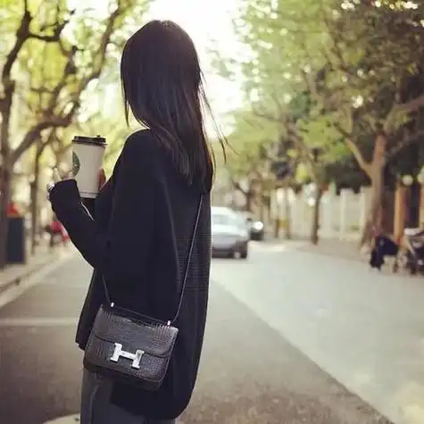 头像女头背影长直发街道绿文艺