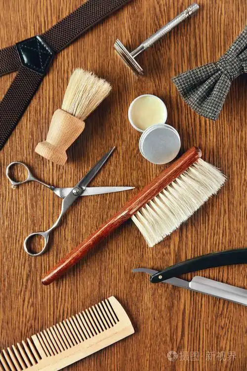 在木桌上的理发师设备和工具.在理发店的办公桌上关闭美发用品.