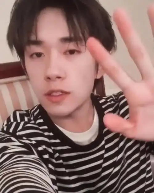 易烊千玺不化妆,颜值到底什么水平?本以为会一般