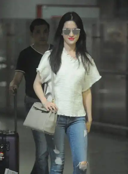 神仙姐姐刘亦菲黑色大衣配破洞牛仔裤潮范十足