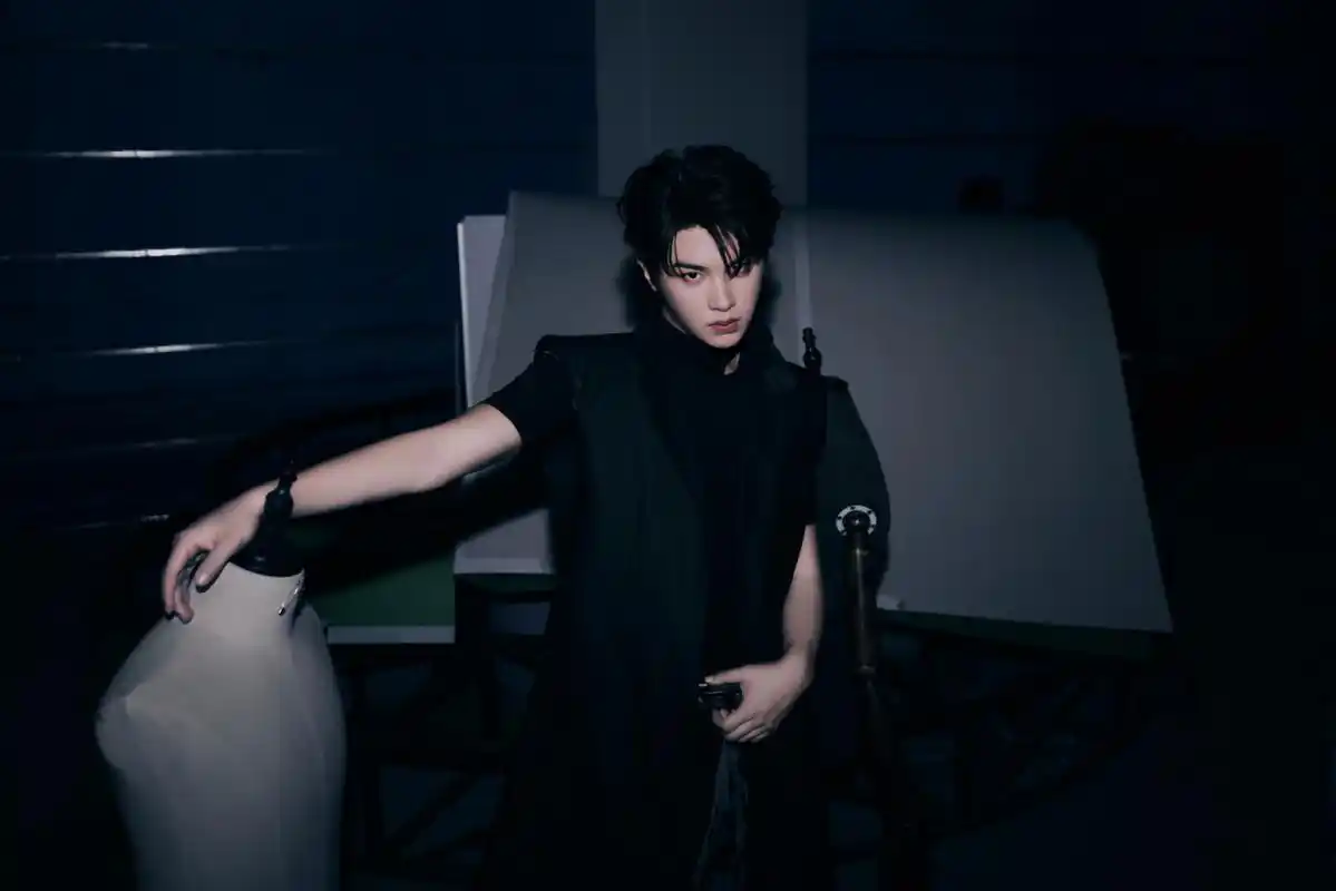 黄明昊在电话亭里#   黑色打底77黑色皮马甲,all black造型好帅啊