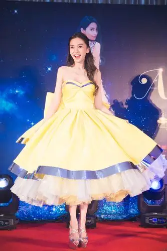 baby生日会头戴向日葵卖萌