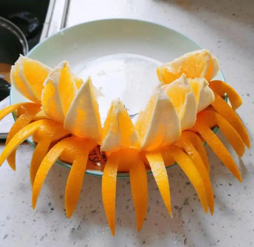 家里有客人的时候橙子这样切,惊艳所有人 今天简单的切个橙子,来客人