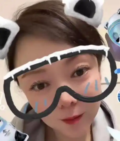 胡明轩妈妈久违现身年近50岁身材颜值依旧大15岁老公还能举铁