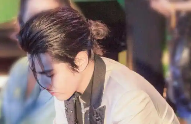 吴亦凡的这款,低低地绑在脑后,额前的几缕头发随意地散落在一边,随性