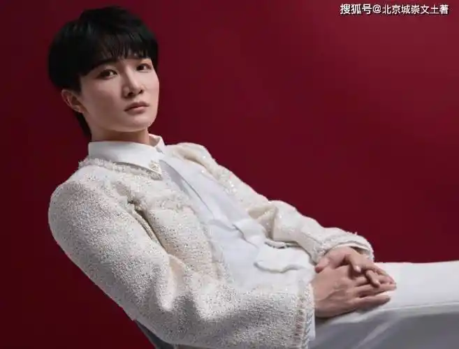 在央视的《下一站春晚》中,周深与月亮姐姐同框亮相,一上来就对深深