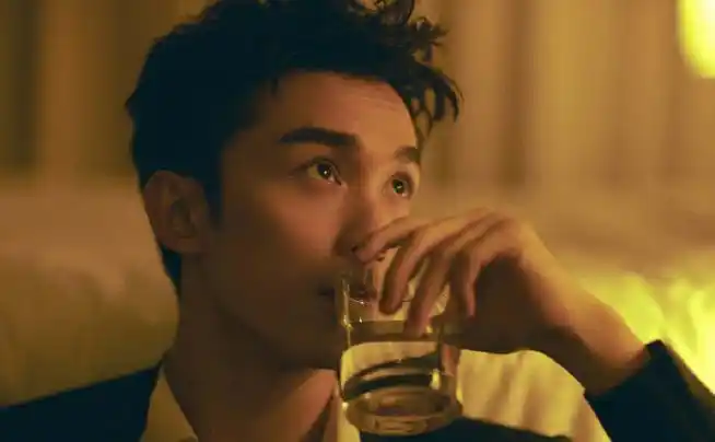 吴磊黑西装十八宫格#吴磊发了18张照片,西装一穿,霸道总裁的范儿这不