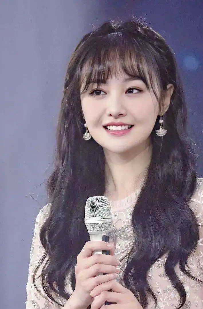 郑爽十八岁出道,第一部戏就担任《一起来看流星雨》的女主角,电视剧的