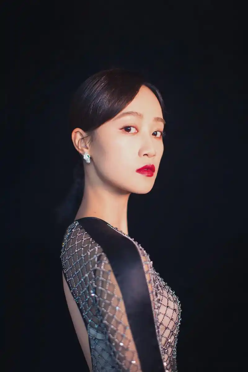 改编自古龙小说的武侠喜剧《欢乐英雄》携众主演现身,演员蓝盈莹lyric