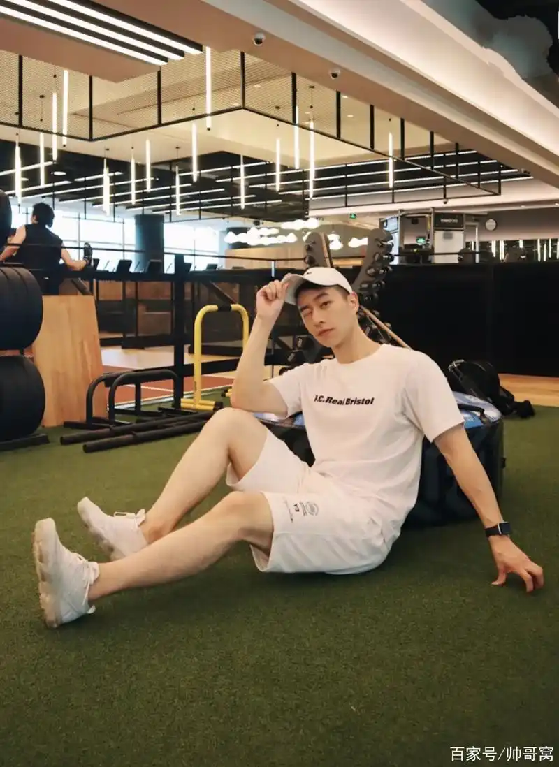 组图:气质满满的阳光男孩,拥有185身高的大长腿,型男范十足!