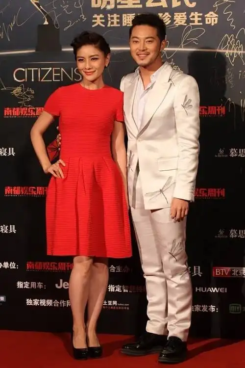 胡可与老公沙溢同框,"一白一红"穿搭真亮眼,越看越有夫妻相_腾讯新闻