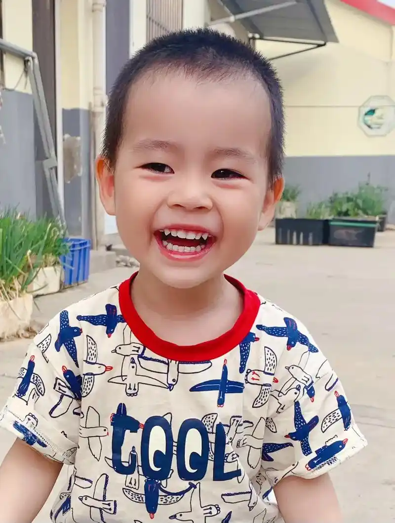 为了配这个音乐特地找了一张笑的很开心的照片