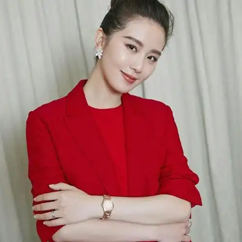 刘诗诗穿大红色的刘诗诗特别明艳动人,端庄优雅