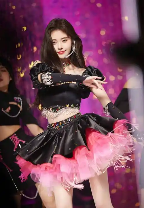 鞠婧祎新歌上线,舞台照流出,穿黑粉露腰小短裙甜美灵动 妩媚撩人_粉色