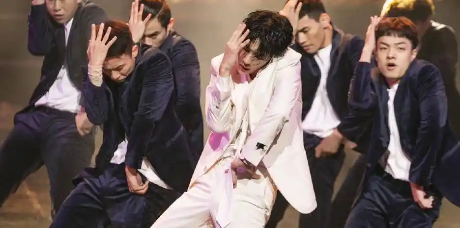 原创王一博下班后被导演拉去与高层合照排队等候人太多助理帮脱身