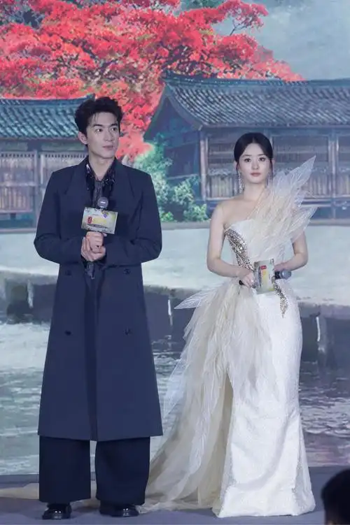 与凤行开播发布会赵丽颖林更新二搭超有默契度