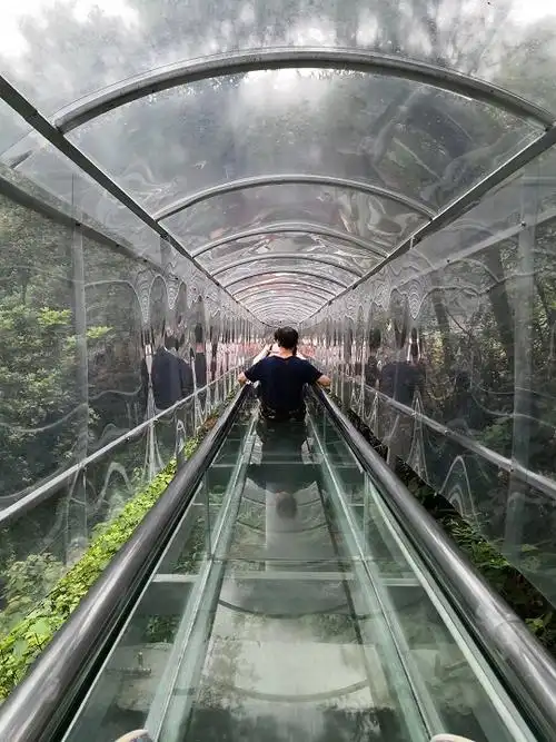 惊险刺激的玻璃滑道