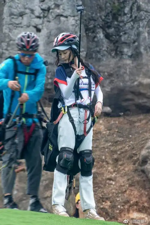 杨幂骑马跳伞照