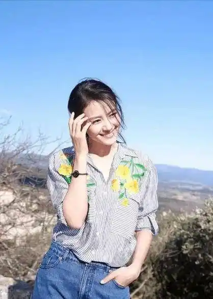 高圆圆不愧是气质女神,穿白色连衣裙配波波头,当妈后更有韵味.