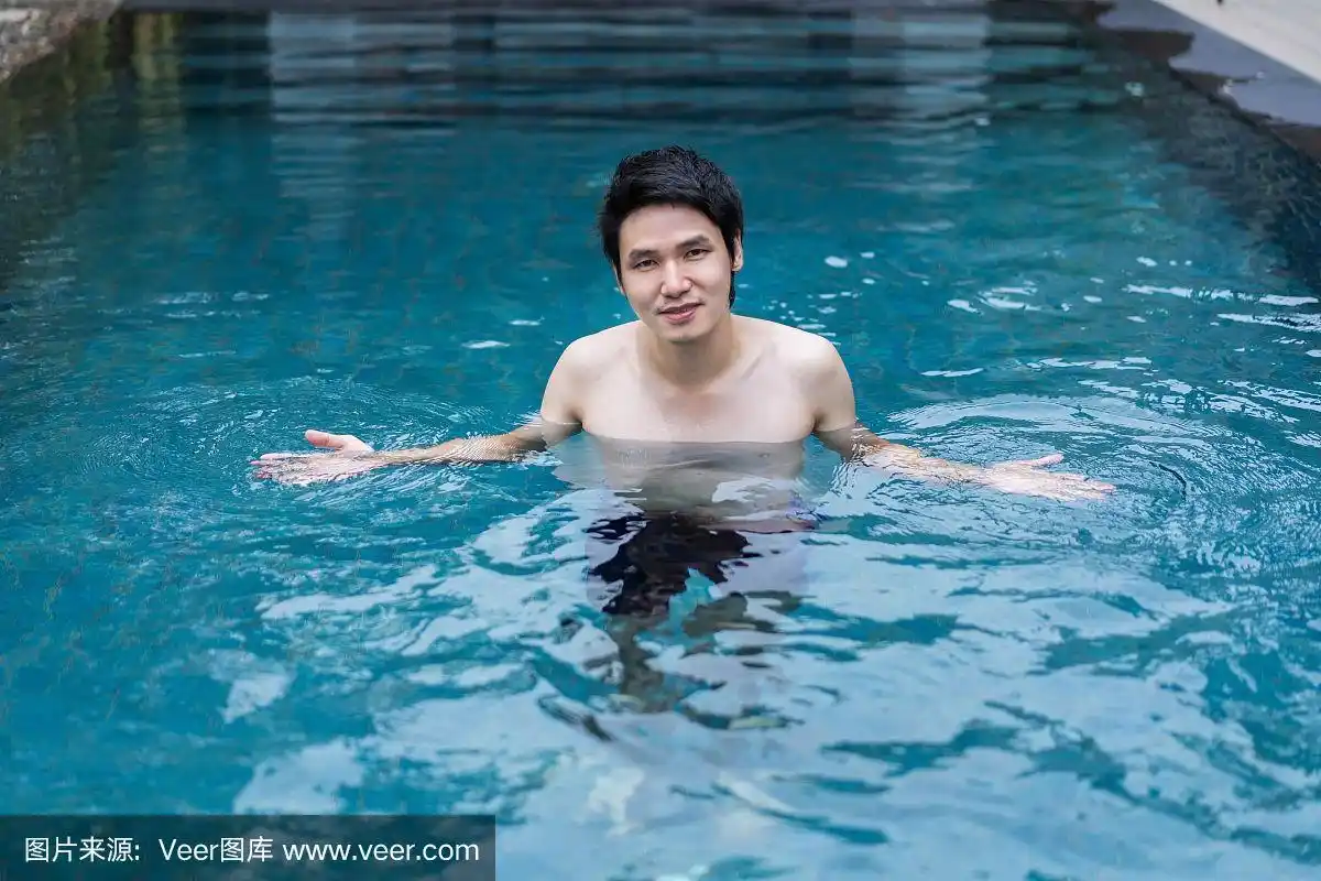 男人在游泳池里玩