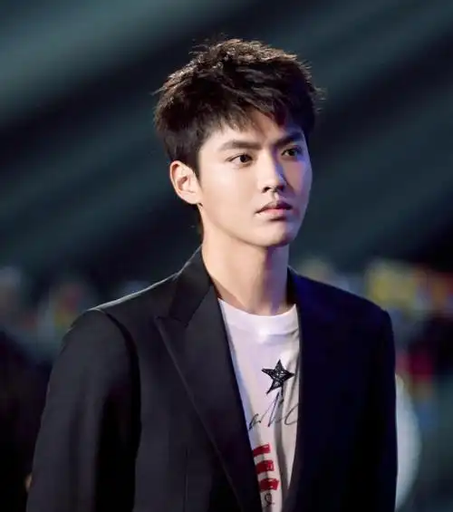 组图:网友偶遇吴亦凡包场买菜 手提购物袋开心咧嘴笑