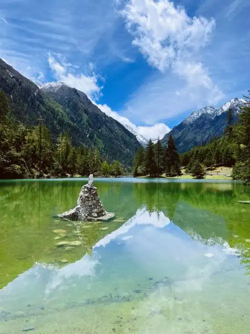 这是一个集湖泊,雪山,草地,牛马,原始森林为一体的超美风景区,随手拍