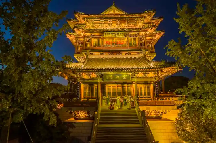 2021年9月21日,在江苏泰州凤城河风景区望海楼,景区导游身着汉服赏月.