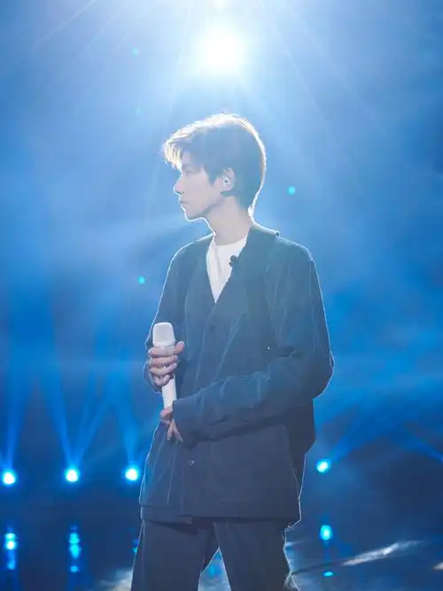 王源我们的歌音乐盛典帅气舞台照图片27