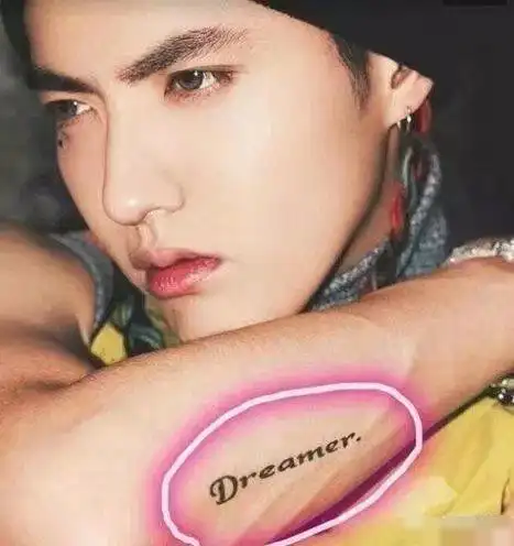 吴亦凡胳膊上纹身意思难道和赵丽颖有关系?难怪合作唱歌!