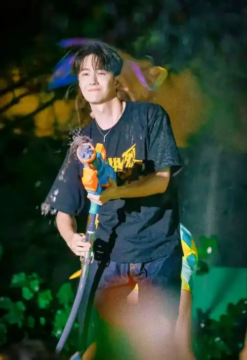 王一博 #一起去看热烈吧哈哈哈哈哈哈哈, 酷盖变身可爱龙啦 - 抖音