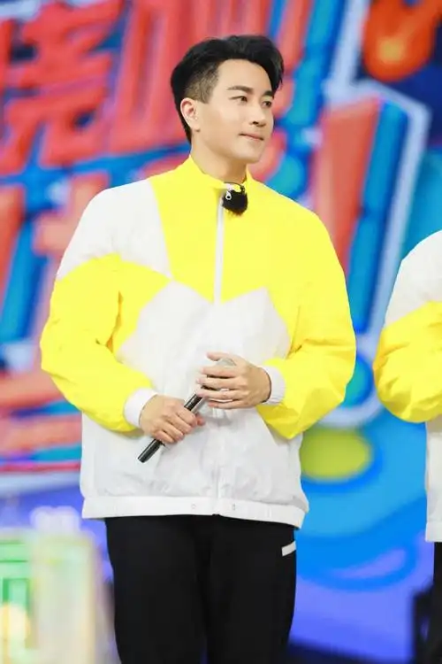 刘恺威快乐大本营展综艺感全开麦献唱惊艳全场