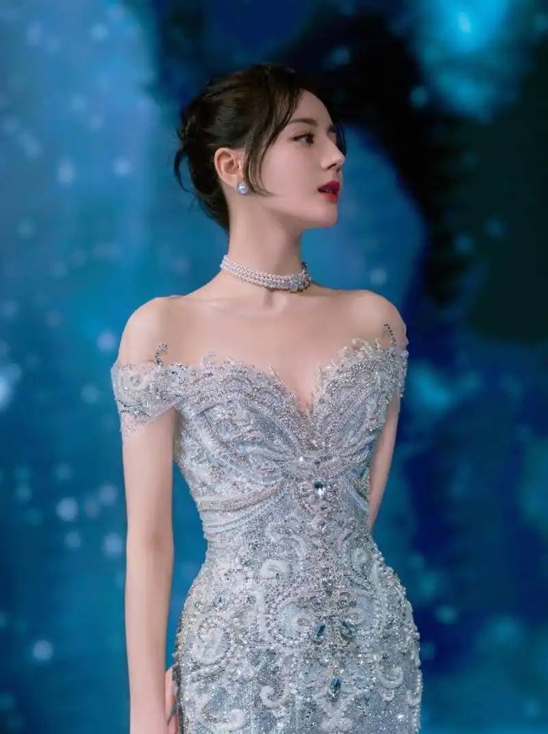 迪丽热巴身着一袭优雅的鱼尾裙亮相,看这款鱼尾裙既不失优雅端庄,又有