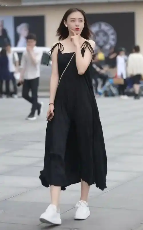 最近有一种不适合夏天却是女生心头爱的穿搭叫黑裙白鞋