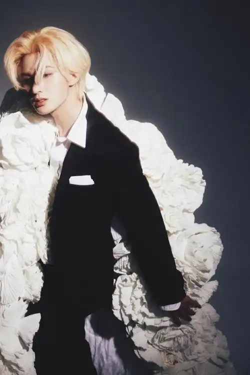 朱正廷黑白肖像照##朱正廷无形世界演唱会