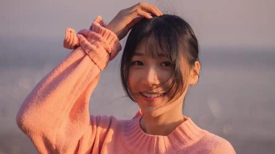 全面屏壁纸美女高清长发美女海边迷人写真