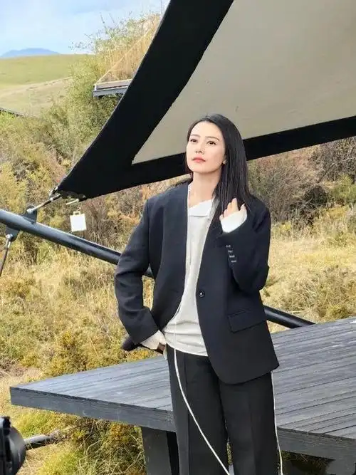 高圆圆最新活动生图,黑色西装披散长发,又美又帅|发型|穿搭|模特|白