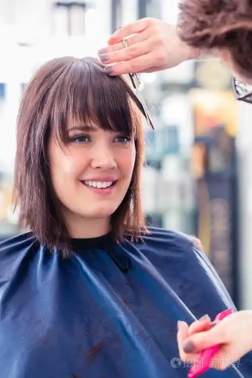 理发师剪发的女人照片-正版商用图片0wxw23-摄图新视界