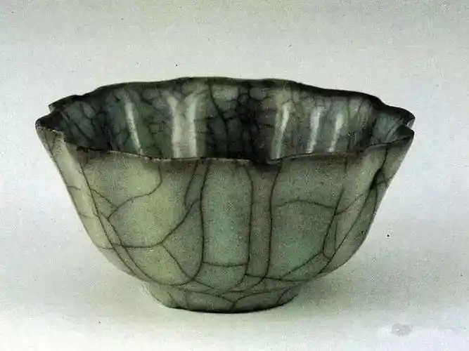 便以宋代官窑为主题像公众展示了台北故宫博物院所藏的宋代官窑瓷器