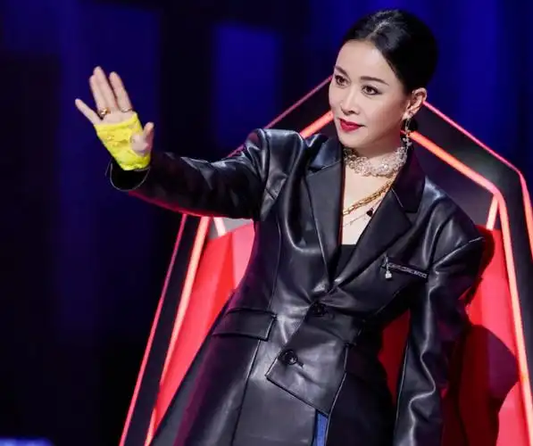 57岁那英晒近照尽显老态,与好友聚餐猛灌了两瓶茅台三瓶红酒_生活