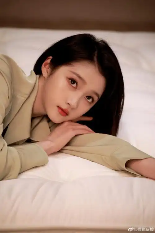 关晓彤黑长直白西装##关晓彤居家风造型