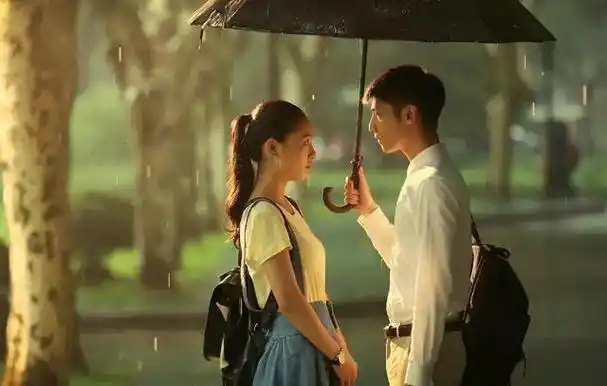 要说都市言情剧的天花板,那绝对非钟汉良,唐嫣主演的《何以笙箫默》