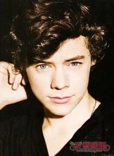 男生卷发两边也卷好看么 卷发的欧美男明星