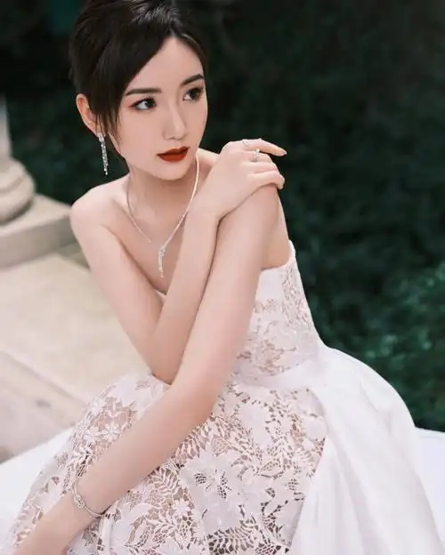 毛晓彤穿白玉繁花蕾丝连衣裙 秀性感美背娇俏可人