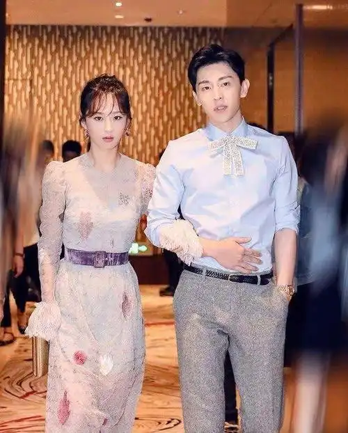 邓伦和杨紫的情侣装搭配是怎样的?