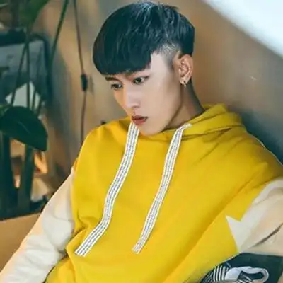 齐刘海两边推的男士发型展示 清爽设计显型男范