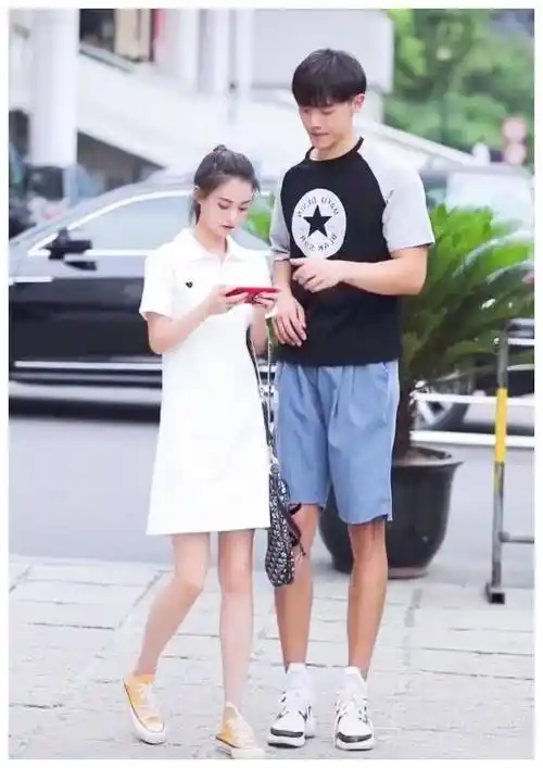 她160穿"果冻匡威",和190的lv男配一脸,两人腿一般长_威廉莎士比亚