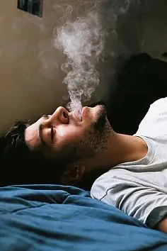 金采集到抽烟的男人3偶尔一只烟,也许可以缓解下男人的压力和孤独