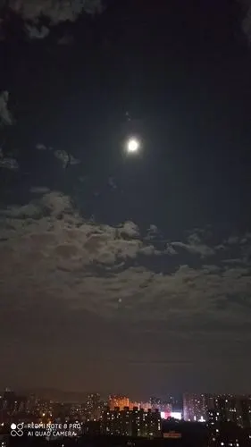 当夜幕降临了,星星布满夜空,向我们眨着眼睛,皎洁的月亮仿佛早已猜透
