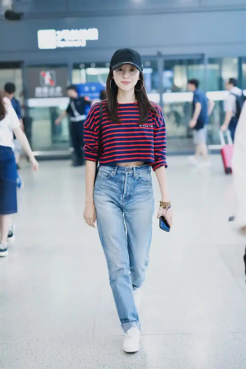 董洁素颜走机场,条纹短上衣配牛仔裤秀小蛮腰,39岁美得很真实